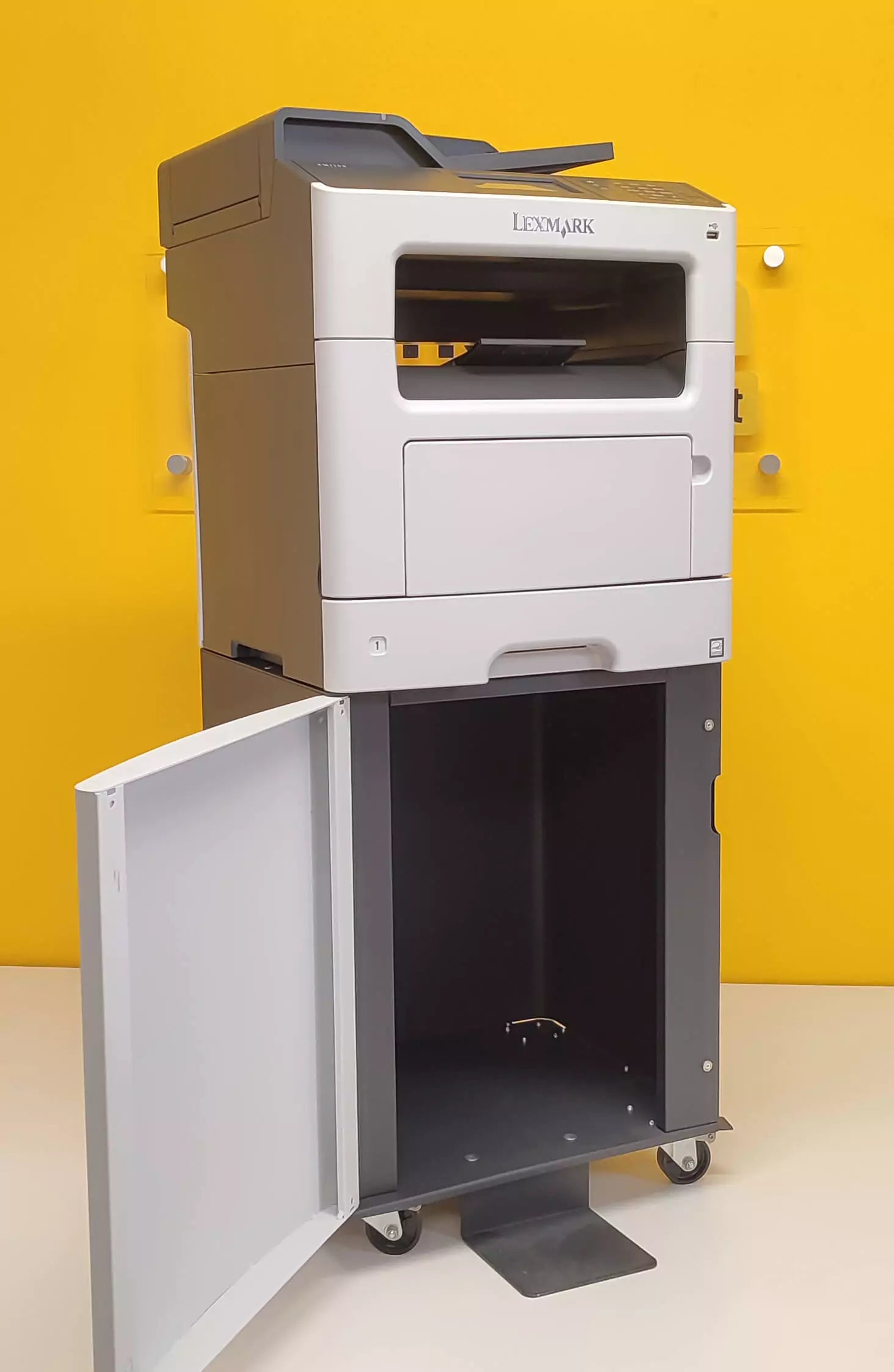 Cassetto Portaoggetti e Risme Lexmark XM1140 - facile accesso e stoccaggio delle risorse di stampa con ruote per un facile trasporto Cassetto Portaoggetti e Risme Lexmark XM1140 - facile accesso e stoccaggio delle risorse di stampa con ruote per un facile trasporto